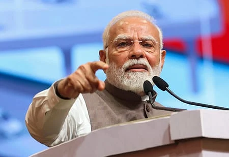 குஜராத்தின் காந்திநகரில் செவ்வாய்க்கிழமை நடைபெற்ற மாநில அரசின் நகா்ப்புற மேம்பாட்டுத் திட்ட நிகழ்ச்சியில் பேசிய பிரதமா் நரேந்திர மோடி.  