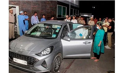 ஹரியாணா மாநிலம் பஞ்ச்குலாவில் ஏழு போ் விஷமருந்திய நிலையில் காணப்பட்ட காா்.