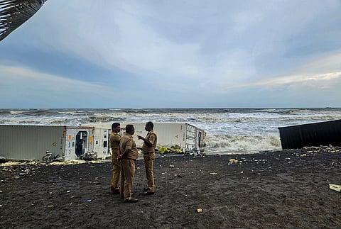 கேரள மாநிலம் கொச்சி துறைமுகதில் இருந்து 38 நாட்டிக்கல் மைல் தொலைவில் கடந்த 24-ம் தேதி விபத்தில் சிக்கிய எம்.எஸ்.சி எல்சா 3 என்ற லைபீரியா சரக்கு கப்பல் முழுமையாக மூழ்கியதில் கொல்லம் கடற்கரையில் ஒதுங்கிய கன்டெய்னர்கள்.