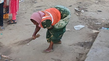 தூய்மைப் பணியில் ஈடுபட்ட தூய்மைப் பணியாளா்