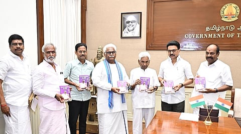 பேராசிரியர் தி. இராசகோபாலன்  எழுதிய "கலைஞரின் பேனா” நூலினை முதல்வர் மு.க.ஸ்டாலின் வெளியிட்டார்.