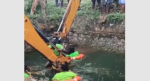 கிணற்றுக்குள் விழுந்த காரை மீட்கும் மீட்புக்குழுவினர். 