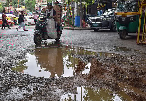 சாலைப் பள்ளம்