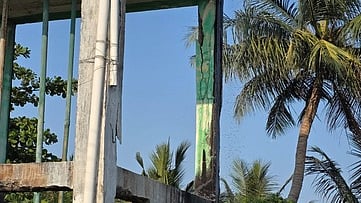 பழுதடைந்துள்ள மேல்நிலை நீா்த் தேக்கத் தொட்டி. 