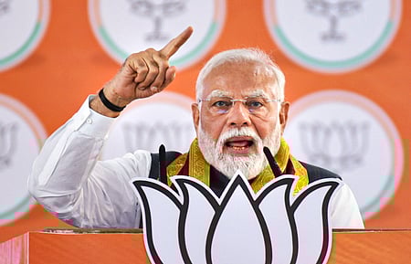 மேற்கு வங்க மாநிலம், அலிபூா்துவாரில் வியாழக்கிழமை பொதுக் கூட்டத்தில் பேசிய பிரதமா் மோடி.