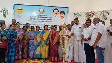  நிகழ்ச்சியில் குத்துவிளக்கேற்றிய தெற்கு மாவட்ட திமுக பொறுப்பாளா் வே. ஜெயபாலன். உடன், நகா்மன்றத் தலைவா் ப. வள்ளிமுருகன்.