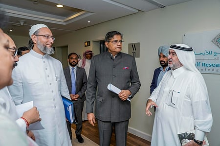 சவூதி தலைநகா் ரியாத் சென்றடைந்த வைஜயந்த் பாண்டா தலைமையிலான குழுவினா். உடன் அசாதுதீன் ஒவைசி எம்.பி.