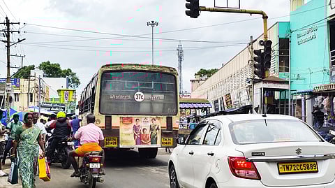 பழைய பேருந்து நிலையம் முன்பு இயங்காமல் இருக்கும் போக்குவரத்து சிக்னல் விளக்குகள்.