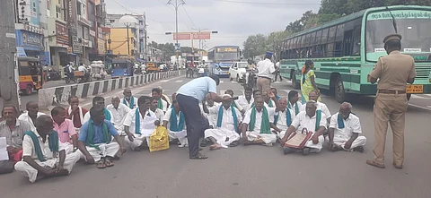 விவசாயிகள் குறைதீர்க்கும் கூட்டத்தை நடத்தக் கோரி விழுப்புரம் மாவட்ட ஆட்சியரகத்தில் சாலை மறியல் போராட்டத்தில் ஈடுபட்டுள்ள விவசாயிகள்.