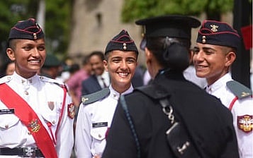 தேசிய பாதுகாப்பு அகாதெமியின் 148-ஆவது பயிற்சிப் பிரிவில் முதல்முறையாக பட்டம் பெற்ற மகிழ்ச்சியில் பெண் அதிகாரிகள்.