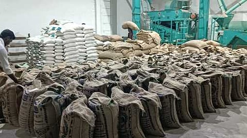 உளுந்து மூட்டைகள்