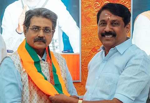 பாஜகவில் இணைந்தார்  தமிழ்நாடு மாநிலத் தகவல் ஆணையத்தின் முன்னாள் தலைமை ஆணையர்  