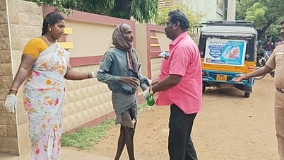 சாலையில் சுற்றித்திரிந்த மனநலம் பாதிக்கப்பட்ட முதியவா் மீட்பு