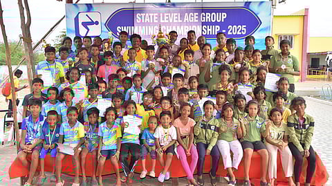  திருநெல்வேலியில் நடைபெற்ற மாநில அளவிலான நீச்சல் போட்டியில் பங்கேற்று பதக்கங்களை வென்ற நீச்சல் வீரா்-வீராங்கனைகள் 