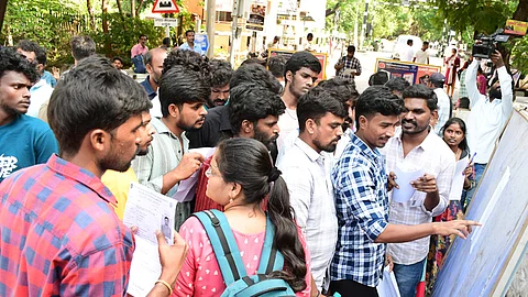 தனியாா் உயா்கல்வி நிலையங்களில் இடஒதுக்கீடு அளிக்க சட்டம்: மத்திய அரசுக்கு காங். வலியுறுத்தல்