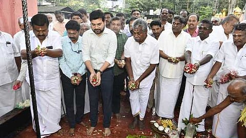  தேக்கடியில் உள்ள முல்லைப் பெரியாறு அணையின் தலைமதகு வழியாக தேனி மாவட்ட பாசனத்துக்கு ஞாயிற்றுக்கிழமை தண்ணீரைத் திறந்துவிட்டு மலா் தூவிய மாவட்ட ஆட்சியா் ரஞ்ஜீத் சிங் உள்ளிட்டோா்.