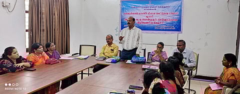 கூட்டத்தில் பேசிய மீன்வளத்துறை துணை இயக்குநா்  ப.கோவிந்தசாமி.