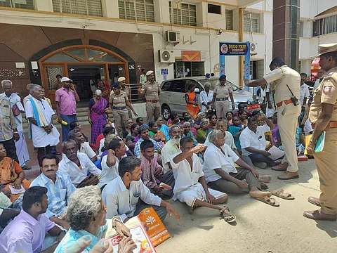 ஆட்சியரகத்தில் முற்றுகைப் போராட்டத்தில் ஈடுபட்ட மாற்றுத்திறனாளிகள். 