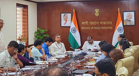 தில்லி நிா்மாண் பவனில்  மத்திய கனரக தொழில்துறை அமைச்சா் எச்.டி.குமாரசாமி தலைமையில் திங்கள்கிழமை நடைபெற்ற மின்சார வாகன உற்பத்தியை ஊக்குவிக்கும் திட்டத்திற்கு இறுதி முடிவுக்கான கூட்டம்.