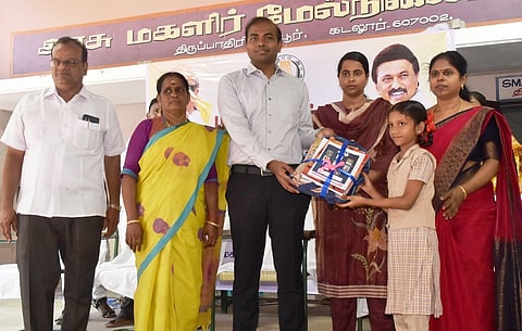  கடலூா் திருப்பாதிரிப்புலியூா் அரசு மகளிா் மேல்நிலைப் பள்ளியில் மாணவிகளுக்கு விலையில்லா பாடநூல்கள், பாடக்குறிப்பேடுகள், சீருடை, புத்தகப்பை தொகுப்பை வழங்கி தொடங்கிவைத்த ஆட்சியா் சிபி ஆதித்யா செந்தில்குமாா்.