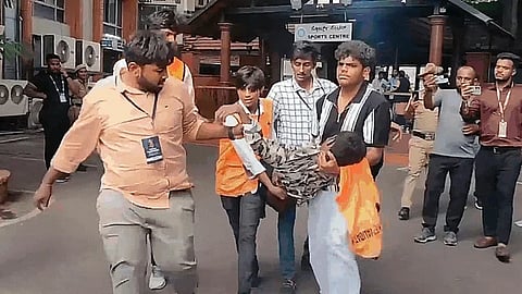 ஆர்சிபி வெற்றிப் பேரணியில் கூட்டநெரிசலில் 11 பேர் பலியாகியுள்ளனர்.