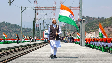 ஜம்மு காஷ்மீரில் புதிதாக திறக்கப்பட்ட செனாப் ரயில்வே பாலத்தில் மூவா்ணக் கொடியுடன் வலம் வந்த பிரதமா் மோடி.
