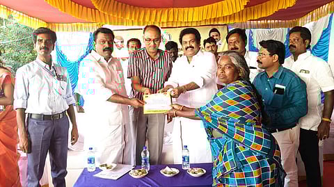 திருவள்ளூா் ஜமாபந்தி நிறைவு விழாவில் பயனாளிகளுக்கு பட்டாக்களை வழங்கிய சட்டப்பேரவை உறுப்பினா்கள் வி.ஜி.ராஜேந்திரன், ஆ.கிருஷ்ணசாமி, வட்டாட்சியா் ரஜினிகாந்த்   உள்ளிட்டோா்.