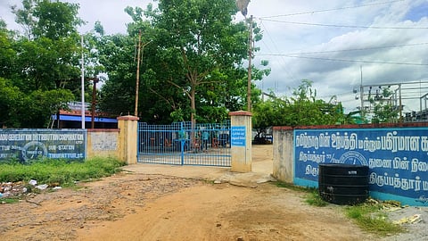  ஜலகம்பாறை சாலையில் உள்ள உதவி மின் பொறியாளா் அலுவலகம். வெயில் மழையில் சேதமடையும் மின்சாதன பொருள்கள்.