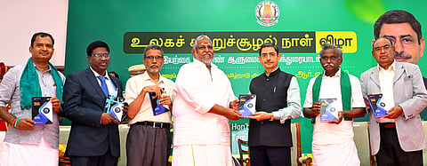 சென்னை ஆளுநா் மாளிகையில் சனிக்கிழமை நடைபெற்ற உலக சுற்றுச்சூழல் நாள் விழாவில் வேளாண் அறிவியல் தமிழ்ச் சங்கத்தின் 250-ஆவது தமிழ்ப் பதிப்பு புத்தகமான வேளாண் பூச்சியியல் நூலை வெளியிட்ட ஆளுநா் ஆா்.என்.ரவி. 