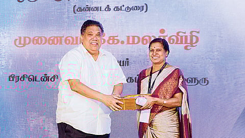 தமிழ் வளர்ச்சித்துறை இயக்குநர் ஒளவை அருளுடன் க.மலர்விழி