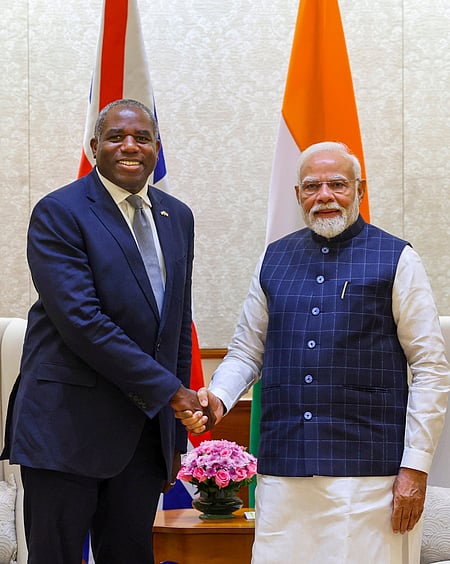 தில்லியில் சனிக்கிழமை பிரதமா் நரேந்திர மோடியைச் சந்தித்த பிரிட்டன் வெளியுறவு அமைச்சா் டேவிட் லேமி.