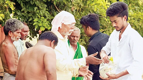 உதவும் கைகள்