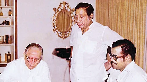 
அன்னை இல்லத்தில் ஜோதிபாசு.