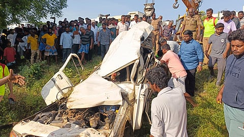 விபத்தில் உருக்குலைந்த வாகனத்தில் சிக்கியவா்களை மீட்கும் பணியில் ஈடுபட்ட போலீஸாா், தீயணைப்புத் துறையினா்.