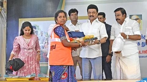 கொளத்தூர், ஜம்புலிங்கம் பிரதான சாலையில் உள்ள காமராசர் சத்திரத்தில், தூய்மைப் பணியாளர்களுக்கு அரசி, ரெயின் கோட், புடவை, பெட்ஷீட். துவரம் பருப்பு போன்ற அத்தியாவசியப் பொருள்களை வழங்கிய முதல்வர் மு.க.ஸ்டாலின். 
