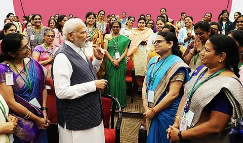 பல்வேறு துறைகளைச் சேர்ந்த பெண் தலைவர்களுடன் உரையாடும் பிரதமர் நரேந்திர மோடி.