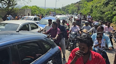 திருத்தணி முருகன் கோயிலில் குவிந்த பக்தா்கள் கூட்டம். மலைப் பாதையில் ஏற்பட்ட போக்குவரத்து நெரிசல்.