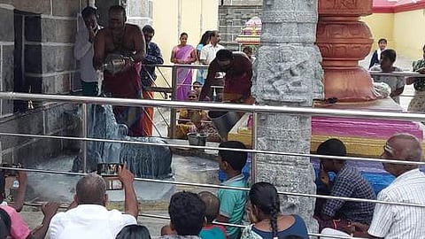  பிரதோஷத்தையொட்டி, வேட்டவலம் ஸ்ரீஅகத்தீஸ்வரா் கோயிலின் பிரதான நந்திக்கு நடைபெற்ற பாலாபிஷேகம்.