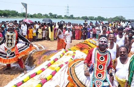  எஸ்.அக்ரஹாரம் கிராமத்தில்  திரெளபதி  அம்மன்  கோயில் வளாகத்தில் நடைபெற்ற  துரியோதனன் படுகளம்.