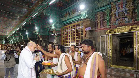 அறங்காவலர் குழுத் தலைவர் ருக்மணி பழனிவேல் ராஜன், கோயில் இணை ஆணையர் கிருஷ்ணன் ஆகியோர் வரவேற்று, கோயில் நிர்வாகம் சார்பில் அமித்ஷாவுக்கு பூரண கும்ப மரியாதை அளிக்கப்பட்டது.