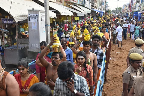 பால்குடம் எடுத்துவந்த பக்தர்கள்