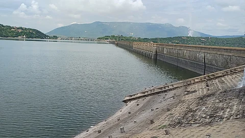 100 அடிக்குக் குறையாமல் காணப்படும் மேட்டூர் அணை.