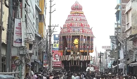மதுரை கூடலழகர் பெருமாள் கோயில் தேரோட்டம்.