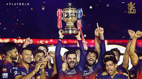 கோப்பையுடன் ஆர்சிபி அணியினர்..