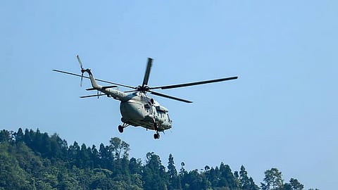 மீட்புப் பணியில் இந்திய விமானப் படையின் ஹெலிகாப்டர்...