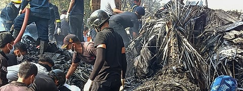 ஆமதாபாத்திலிருந்து லண்டனுக்குப் புறப்பட்ட ஏர் இந்தியா விமானம், கீழே விழுந்து நொறுங்கி விபத்துக்குள்ளான நிலையில், மீட்பு மற்றும் நிவாரணப் பணியில் ஈடுபட்டு வரும் சிஆர்பிஎஃப் படையினர்.