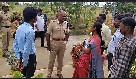 சுந்தரபாண்டியபுரம் தனியாா் முதியோா் காப்பகத்தில் விசாரணை நடத்தும் மாவட்ட காவல் கண்காணிப்பாளா் அரவிந்த்.


