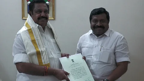 எடப்பாடி பழனிசாமியுடன் இன்பதுரை. 