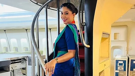 விபத்தில் உயிரிழந்த விமான பணிப்பெண்ணும் சமூக ஊடக பிரபலமுமான ரோஷிணி ராஜேந்திர சோங்கரே. 
