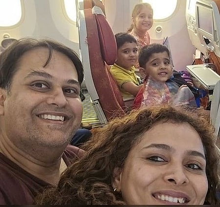 விமானத்துக்குள் எடுக்கப்பட்ட தற்படம்.